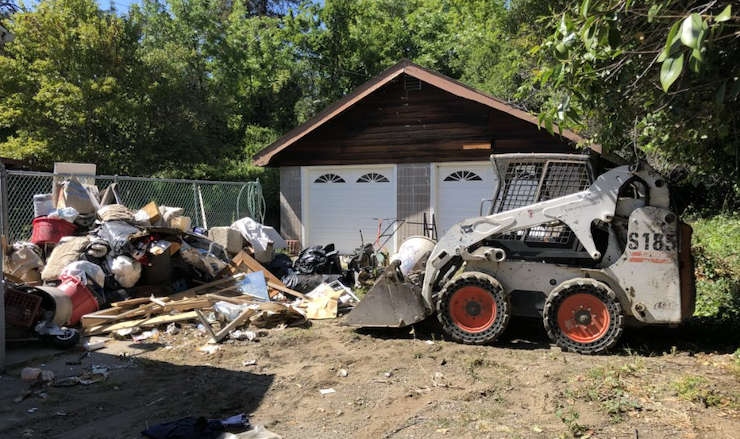 Affordable deck demolition services San Leandro, you have to make sure that the previous tenant’s property is removed, and that only new, or furniture belonging to the house remains in the property, before you have that for sale sign! 